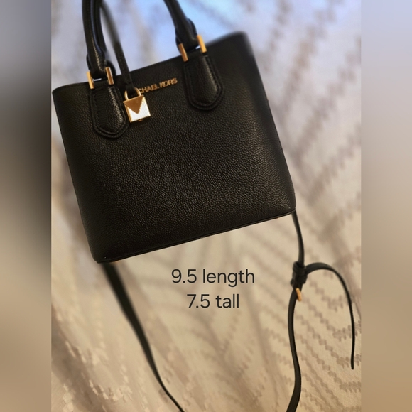 Michael Kors Adele Messenger - Picture 4 of 9